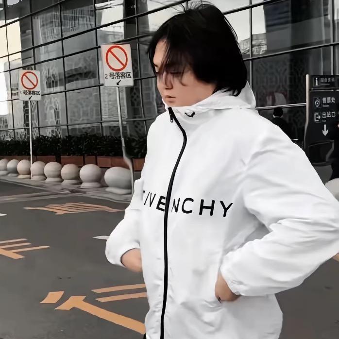 内裤穿在袜子里