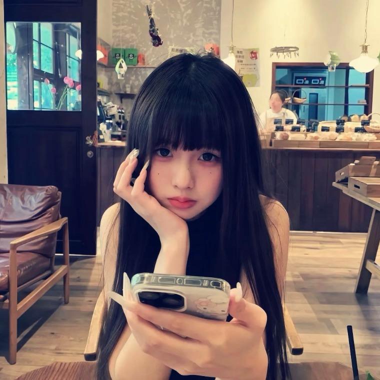 纯情忧郁霸总爱上性感大蟑螂