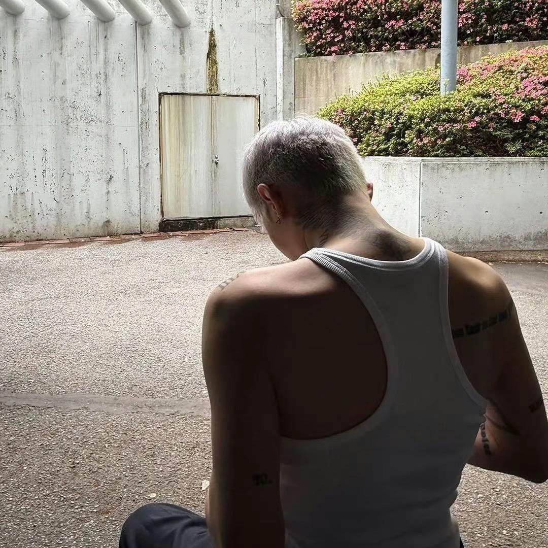 13歪