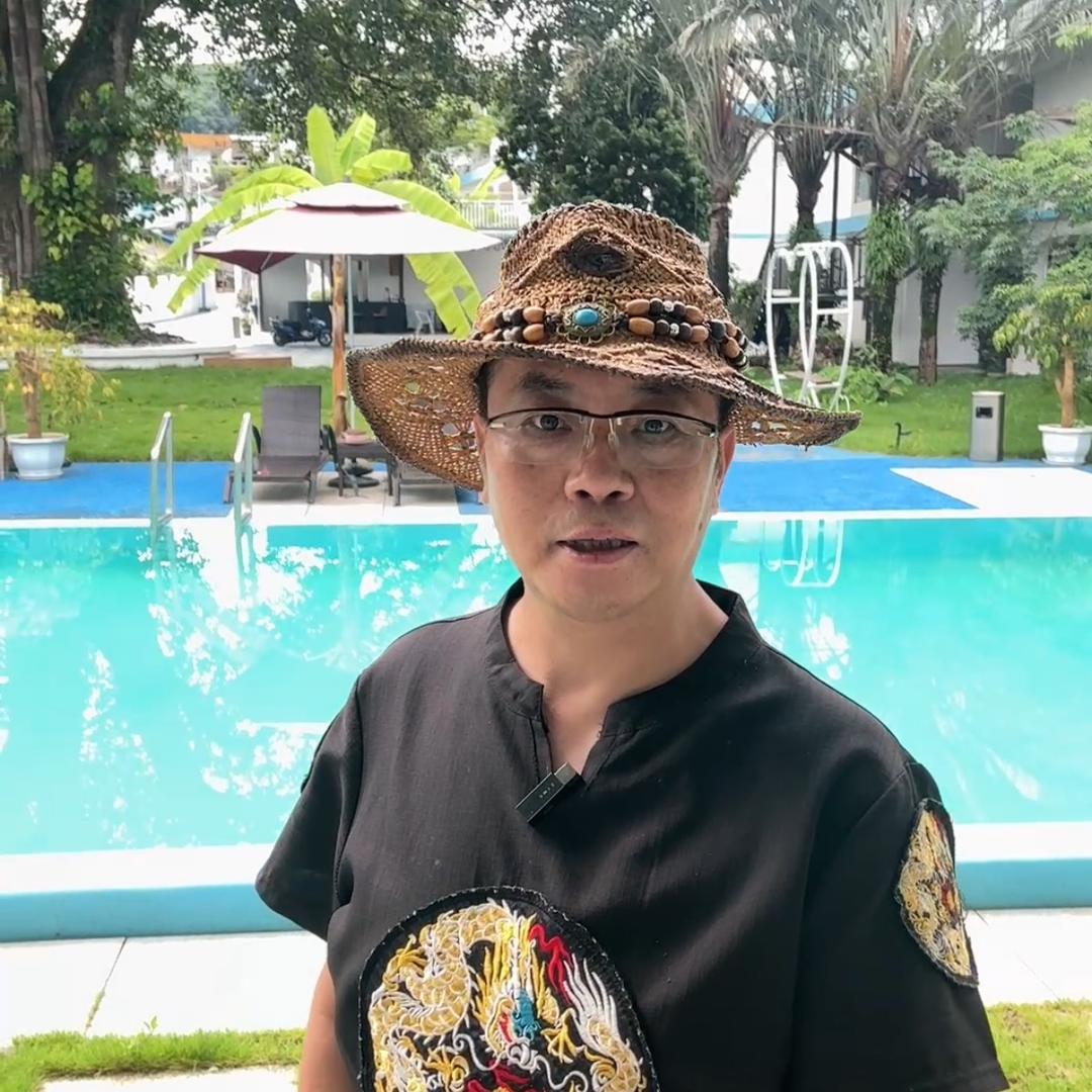 旅居老帽显年轻