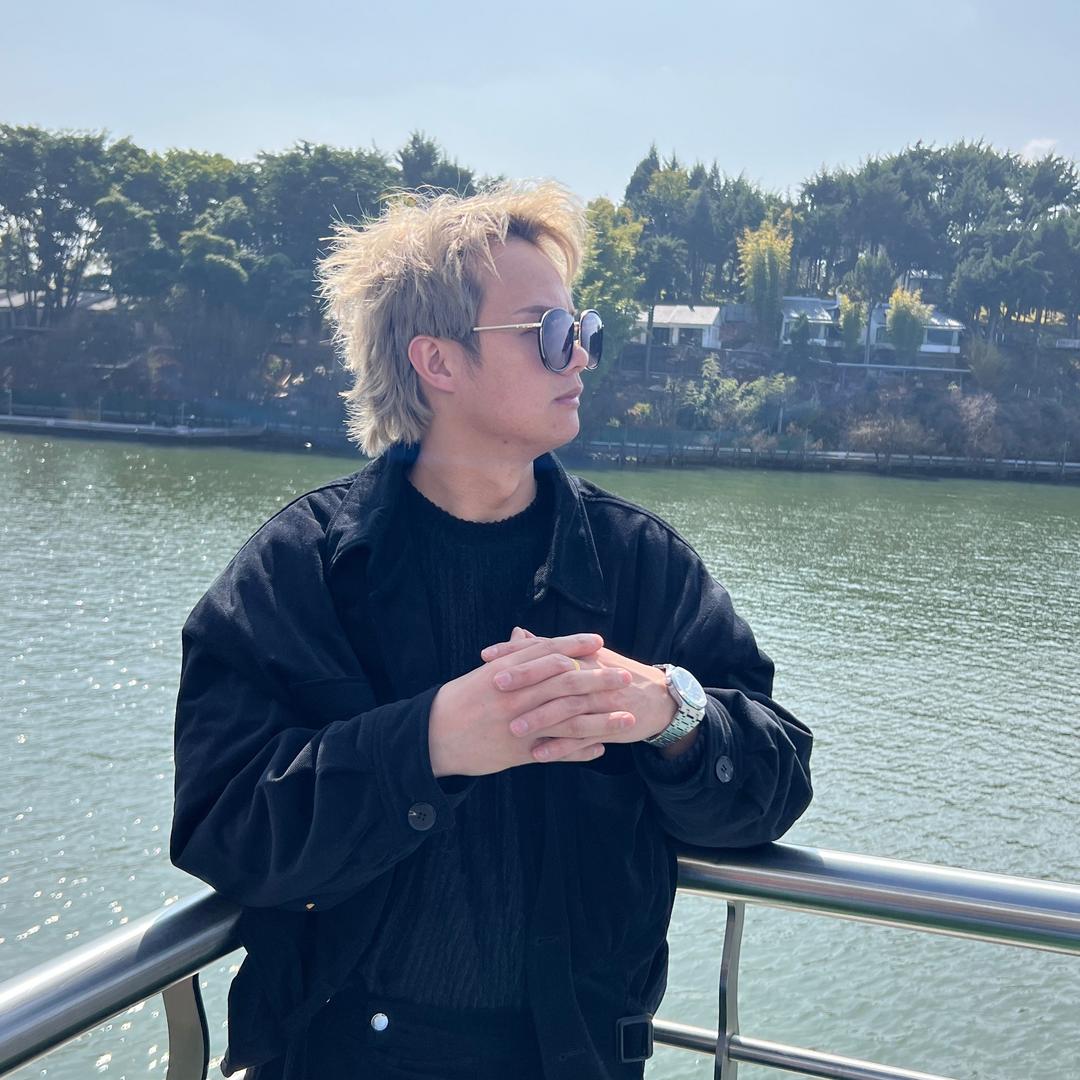 杨勇教染发打理发型