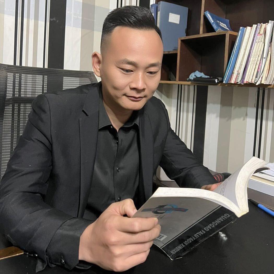卖门的小哥哥