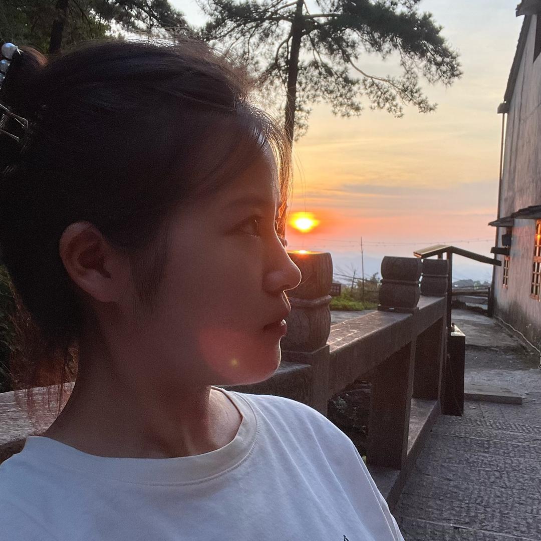 小阿黛吖。