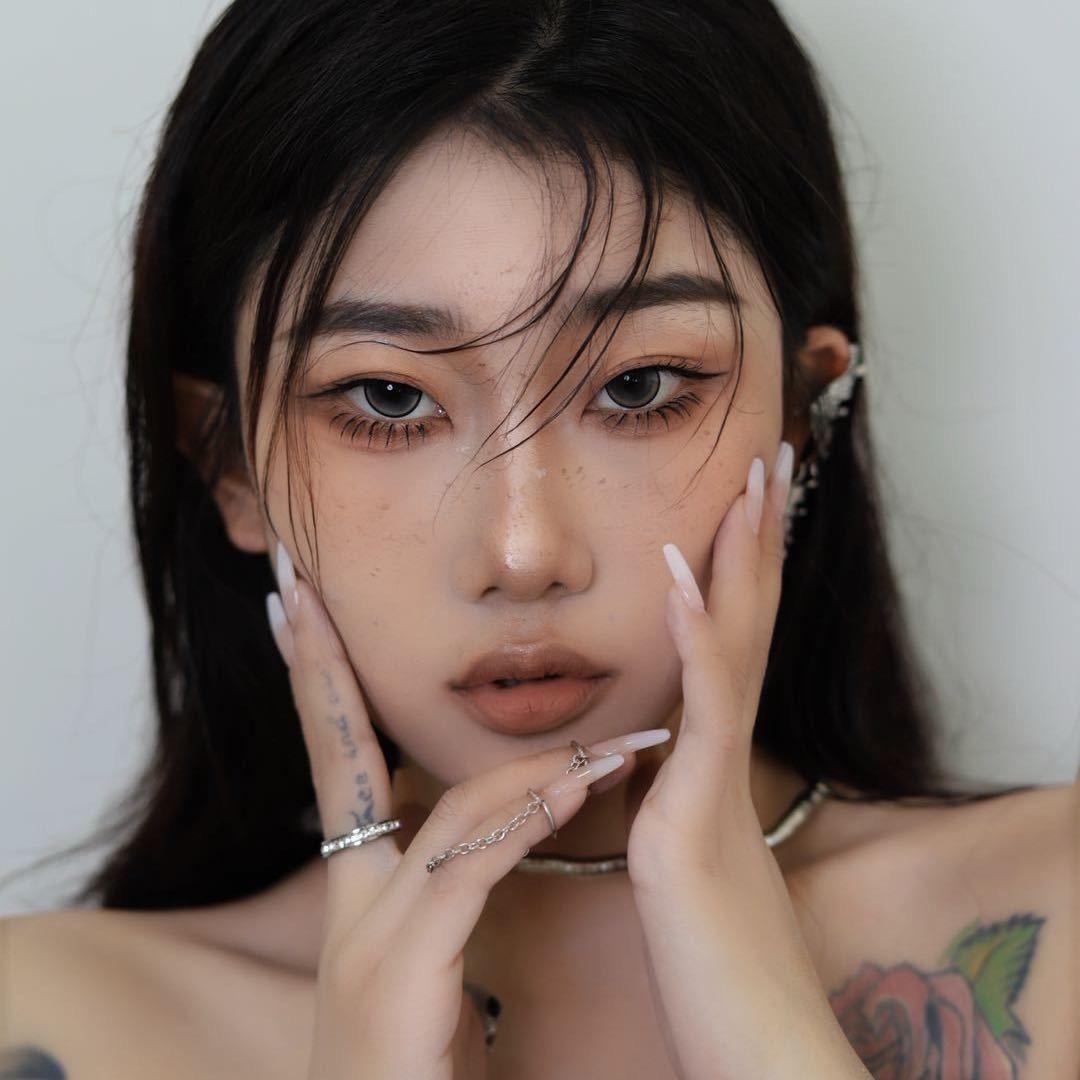 艾米丽化妆师梦竹