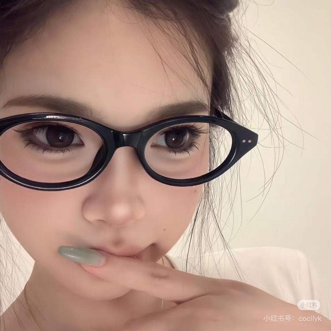 会美甲的女装店主🤎