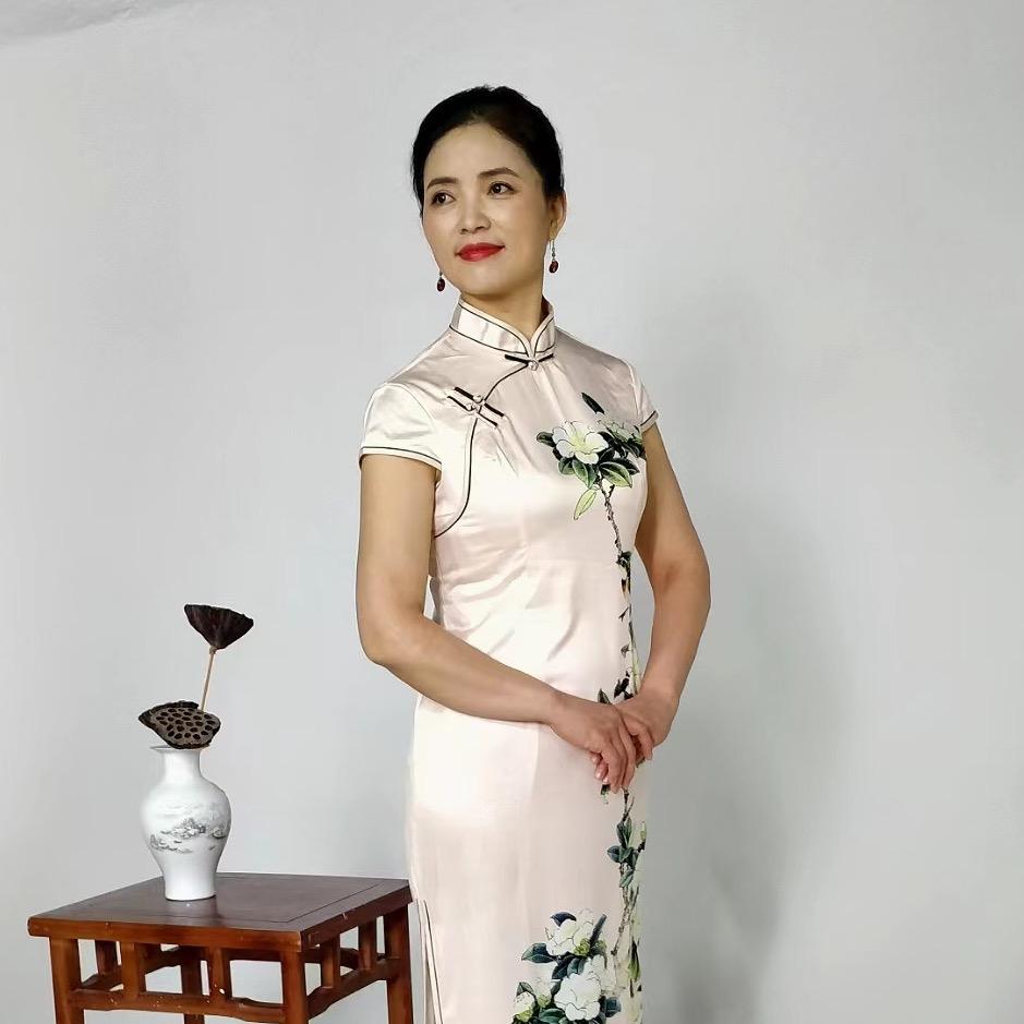 荭润健谈