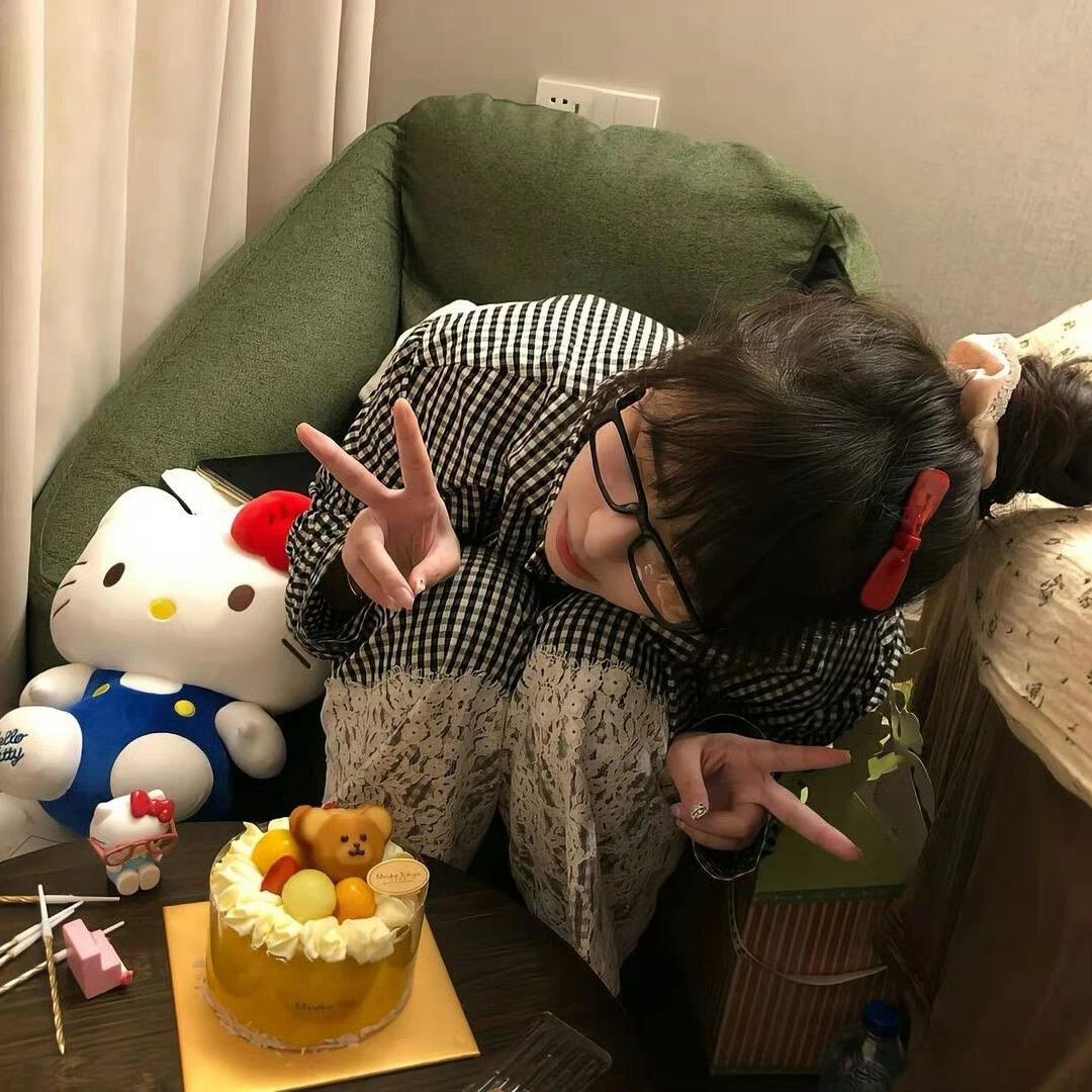 昀藤青.