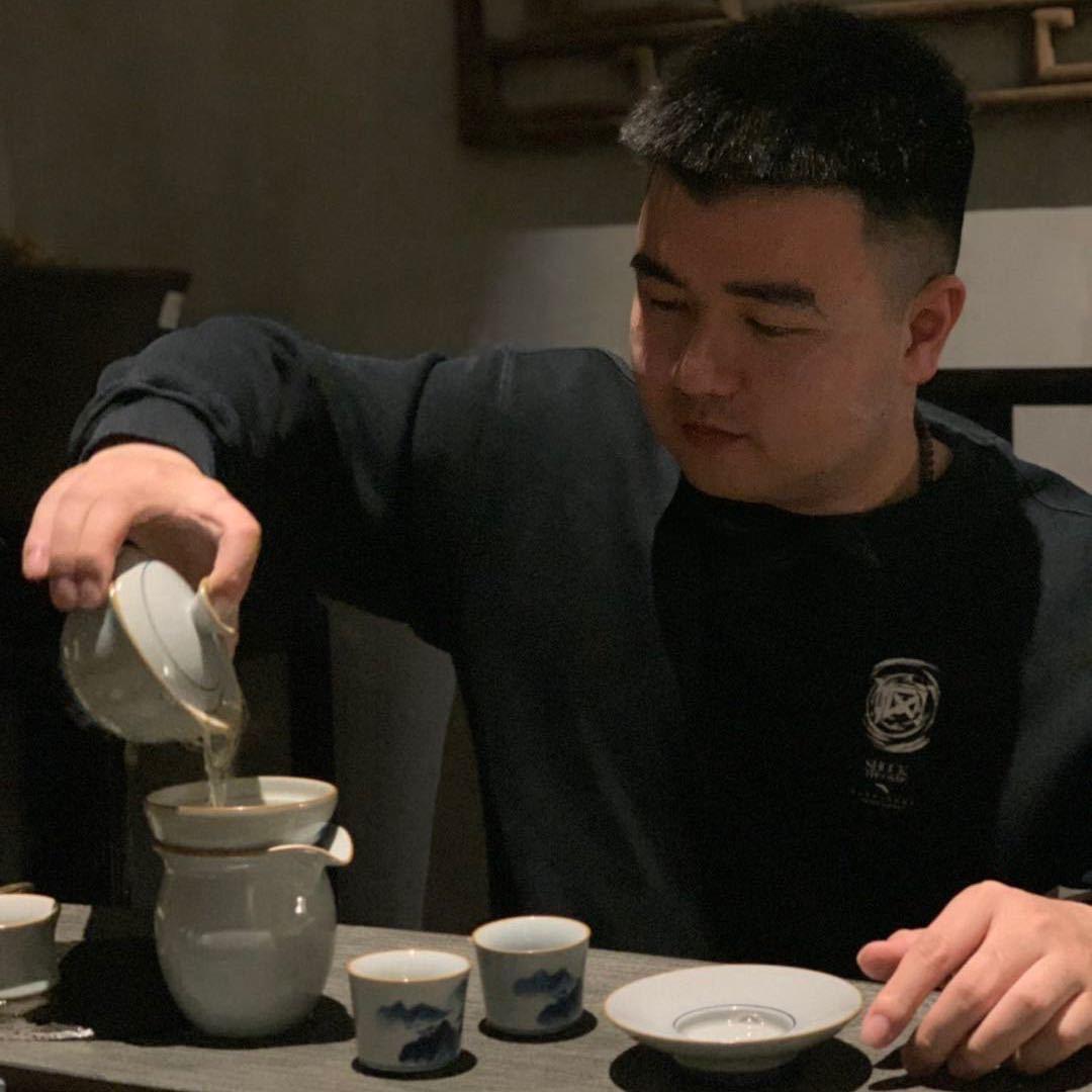 彪.