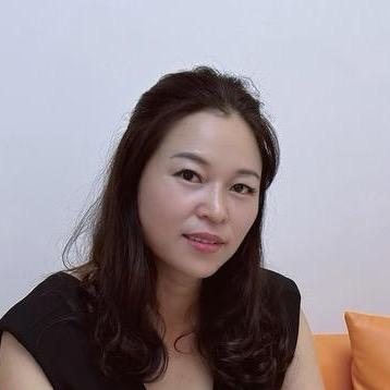 嫣然一笑。