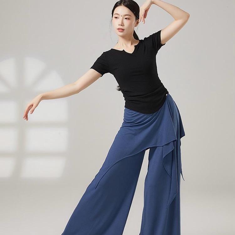 卖舞蹈服的小姐姐