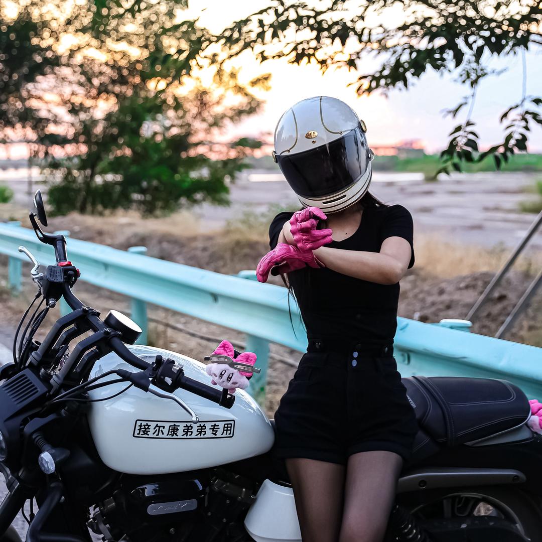 骑摩托的小六姐姐🏍️