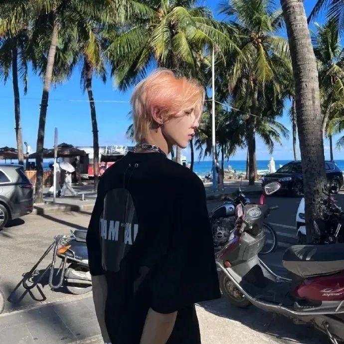 你皱眉我自觉走