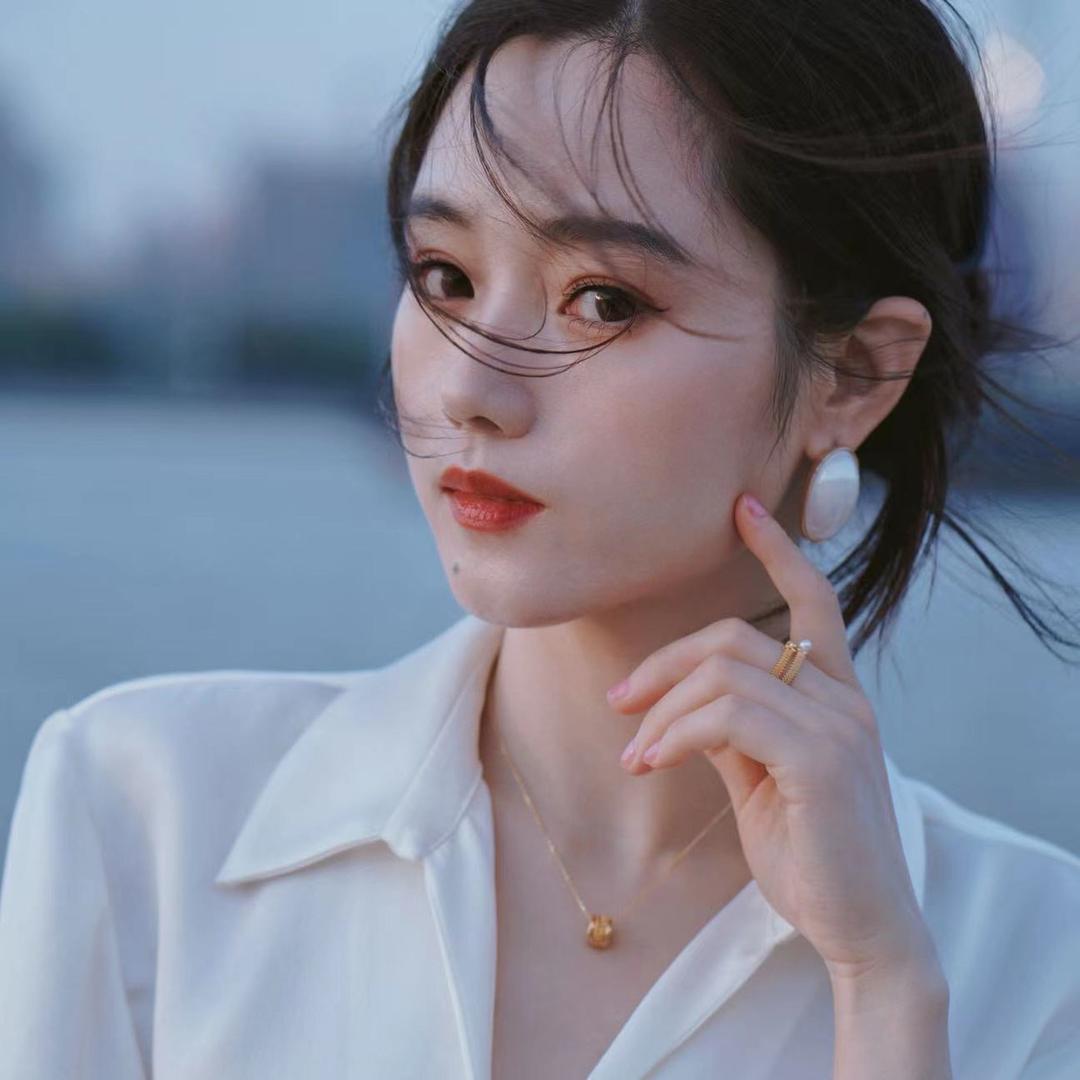 西渡黄金珠宝店小二