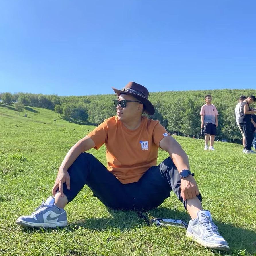 在高青开无人机的小张