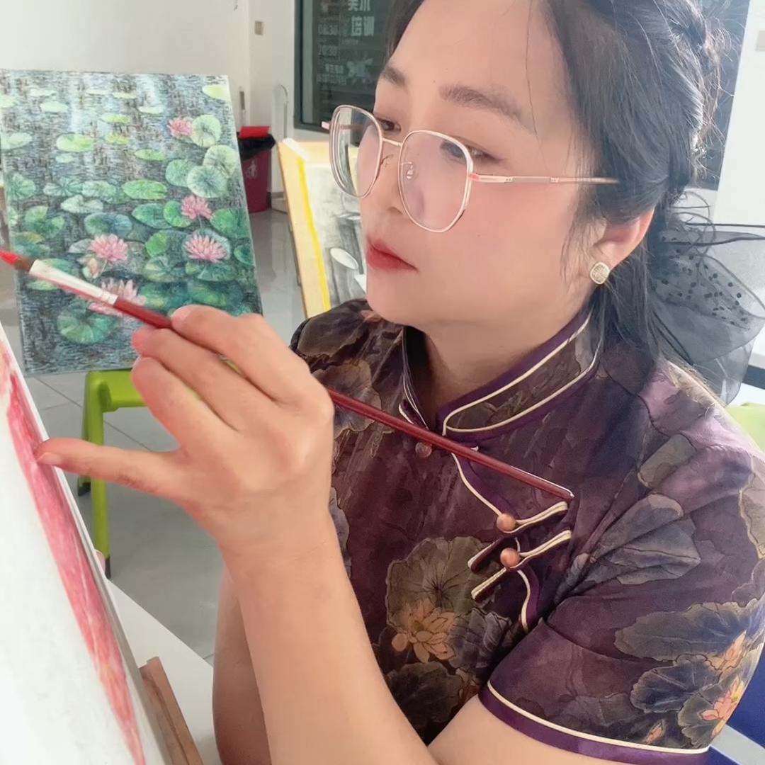 在右所教画画的【徐老师】