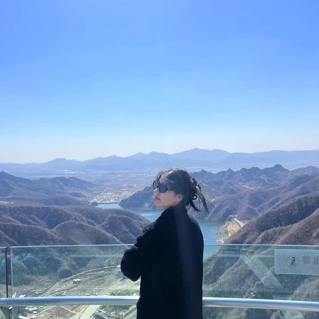 爱拍照的周周子