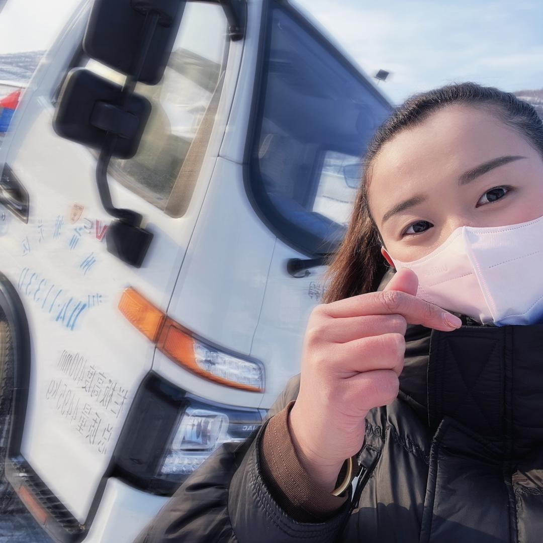 开叉车努力奋斗的老板娘