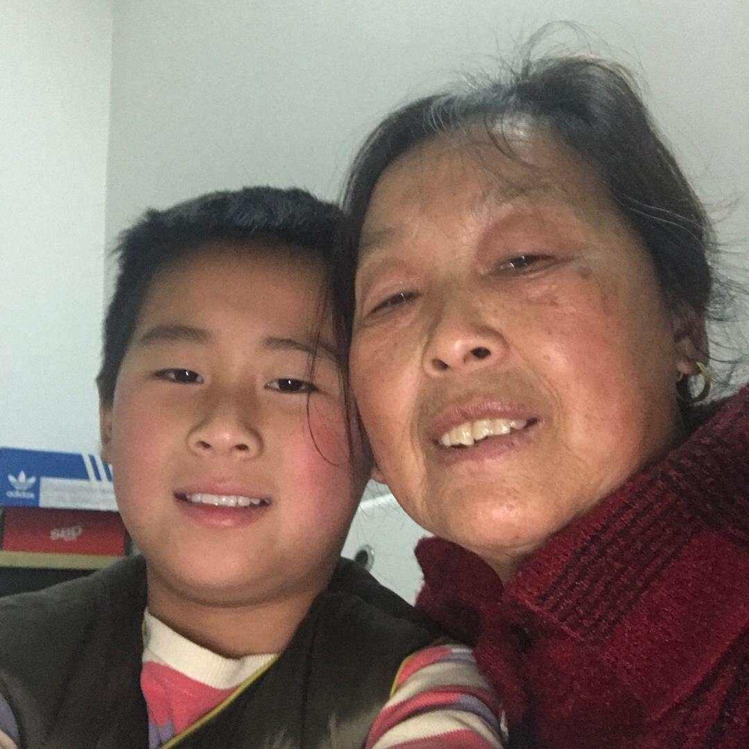 我是余天睿的奶奶