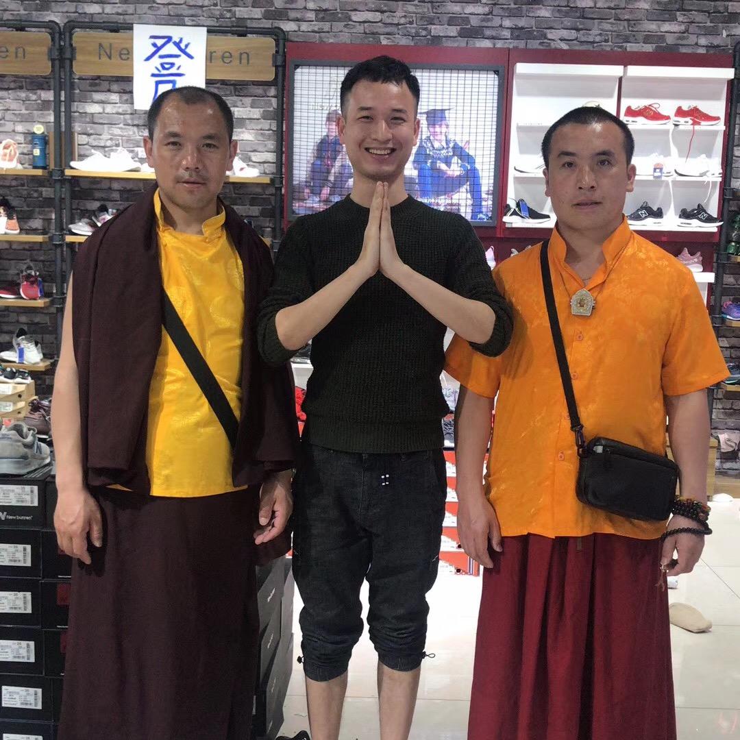 小鬼，我是你隔壁王叔叔