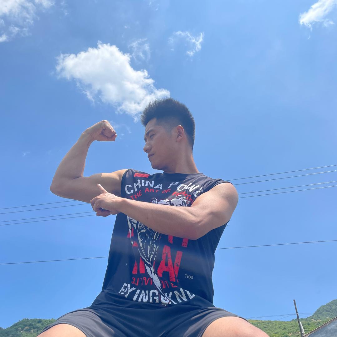 在空港教武术搏击的雷馆长（德武功夫）