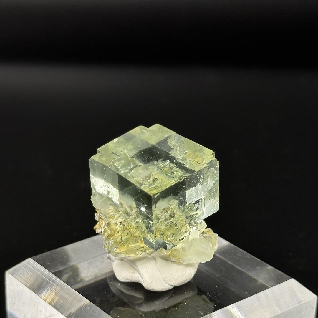 一方晶石