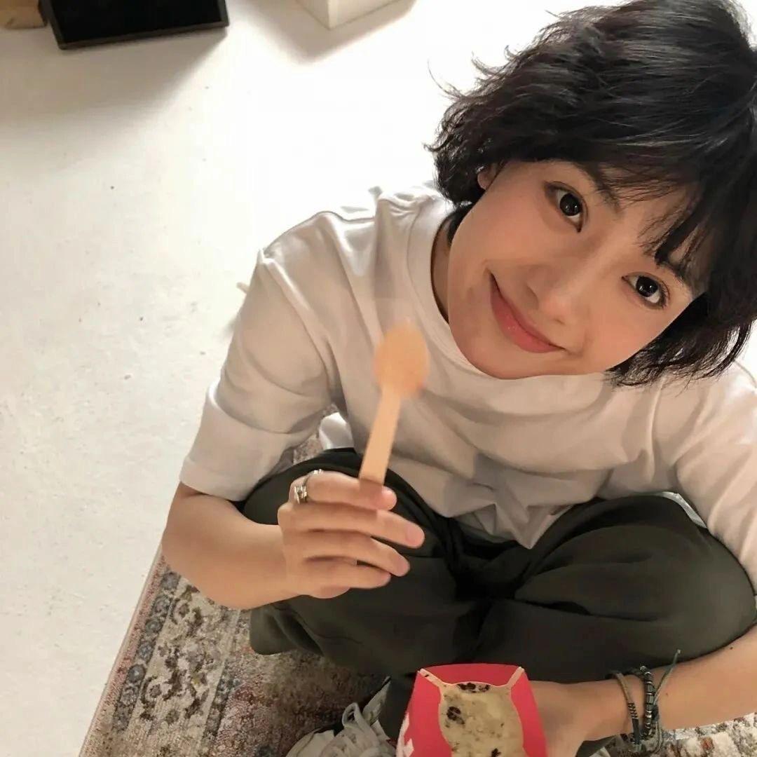 大口吃葱油饼
