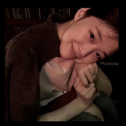 ，