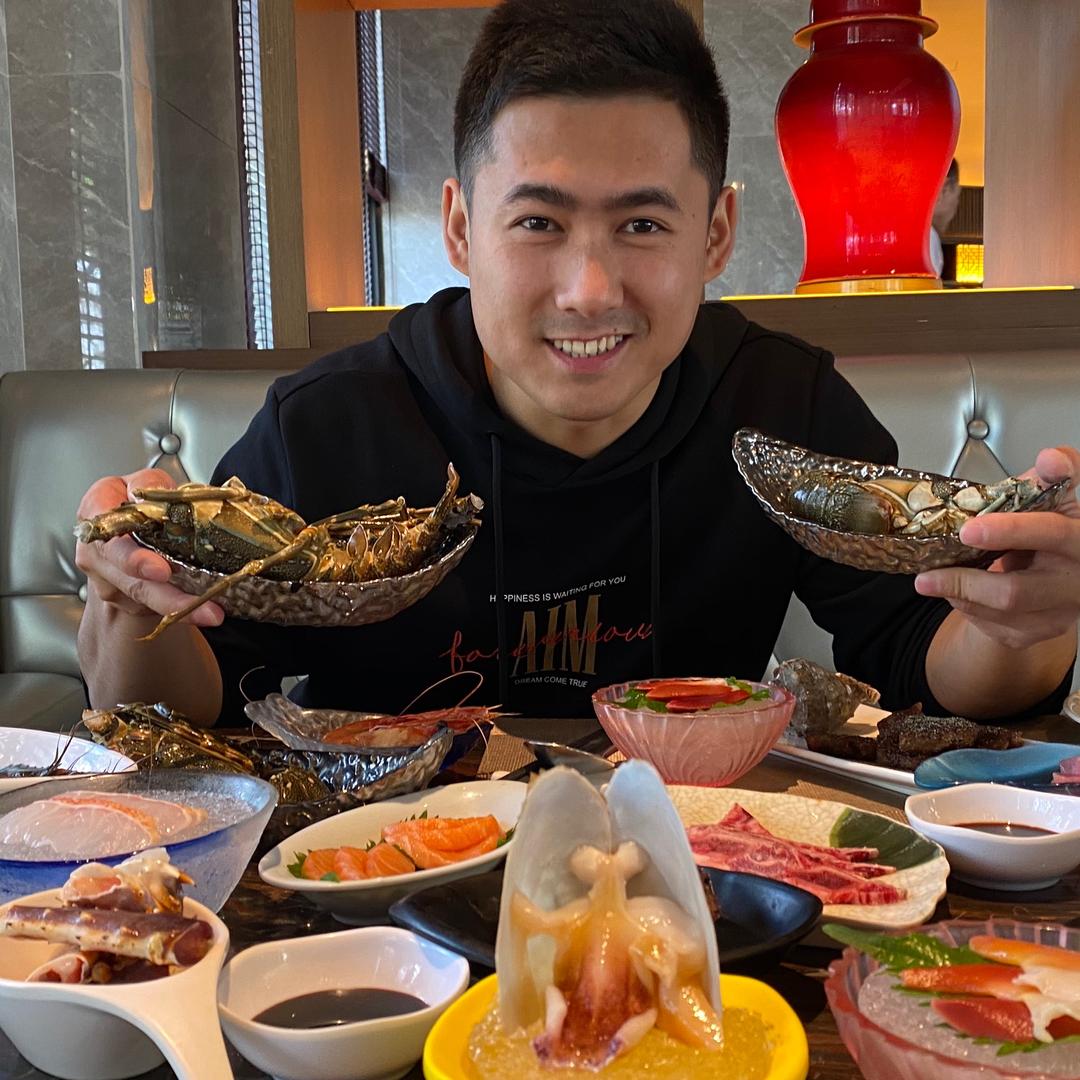 老胡吃饱饱