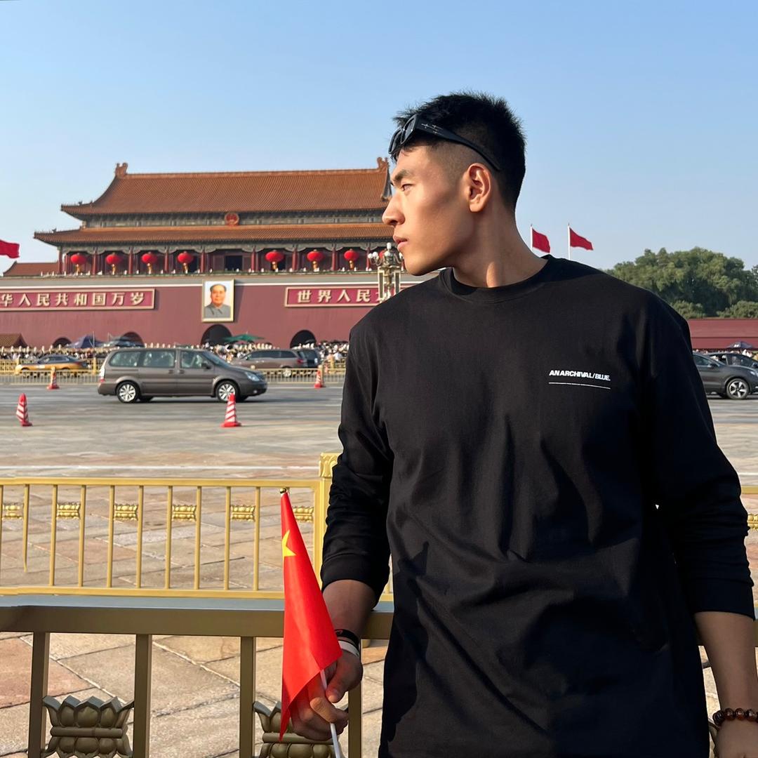 周洋没有下颚线