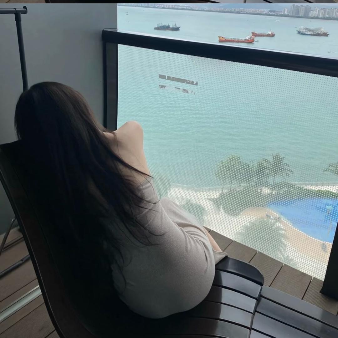 左左.