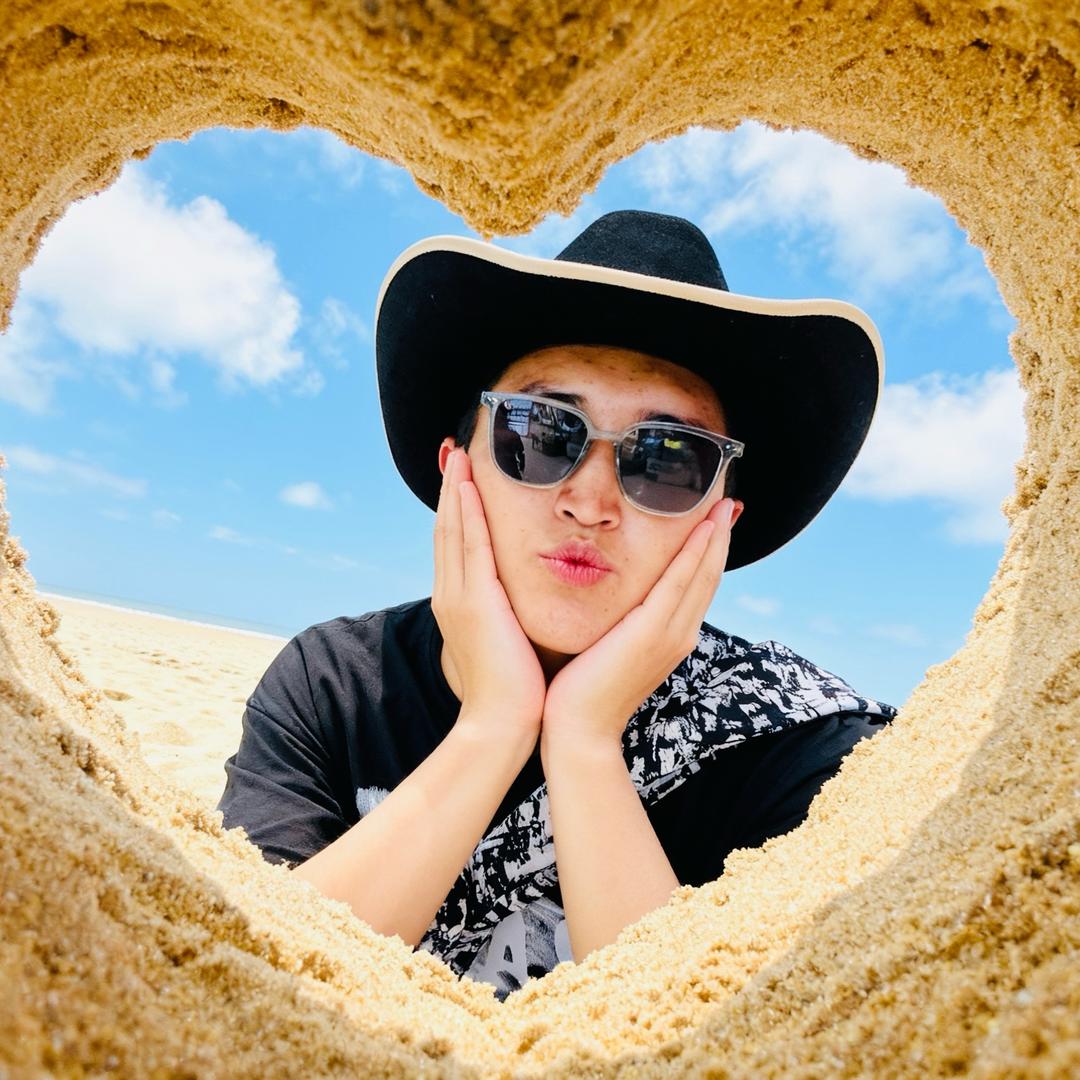 (￣💜💙ё💚🖤￣)