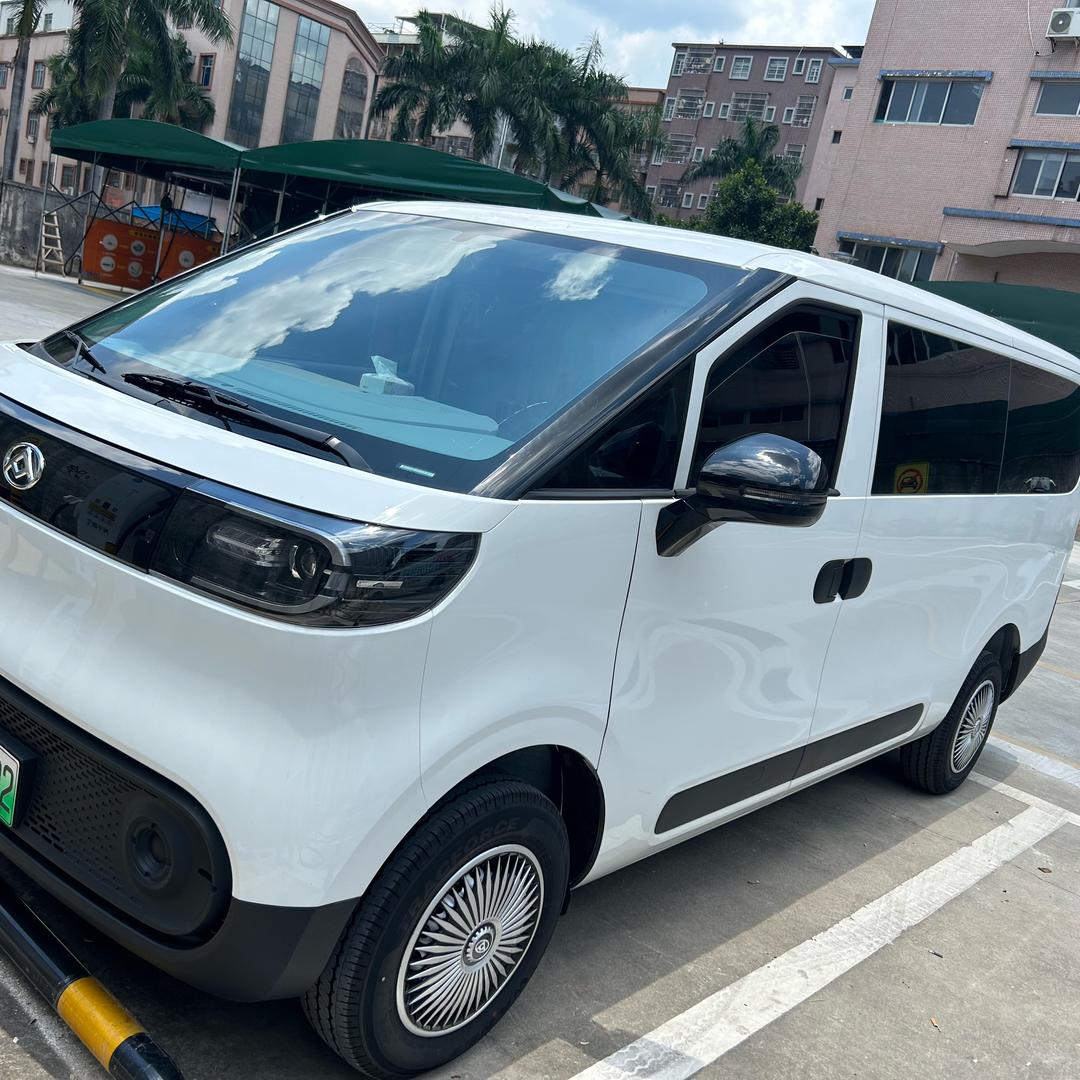 小阿伟到处跑
