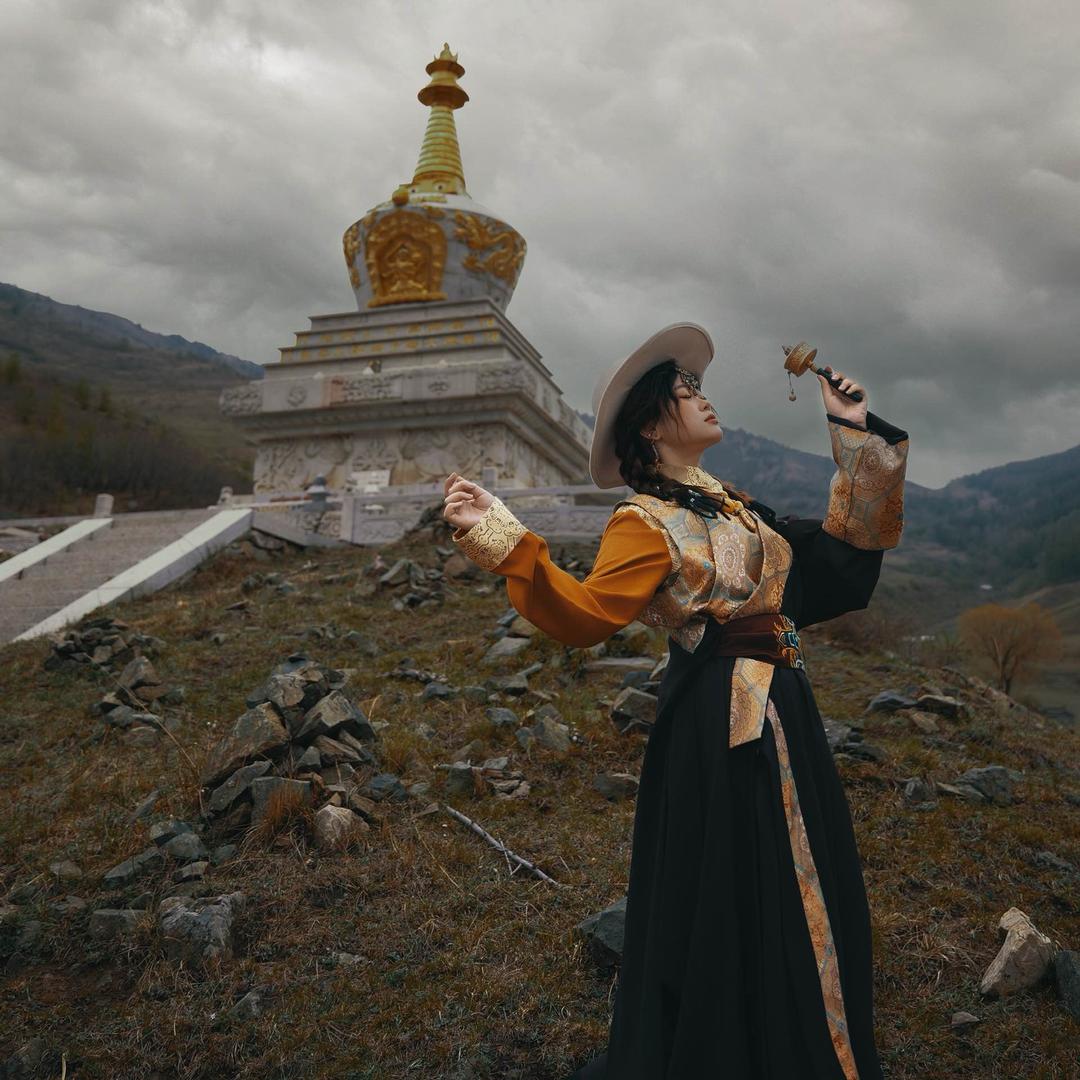 相见旅拍化妆师英子