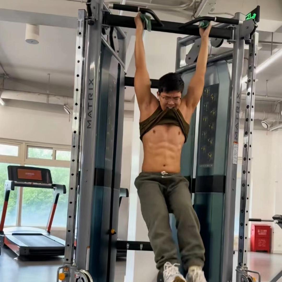 爱车的腹肌哥