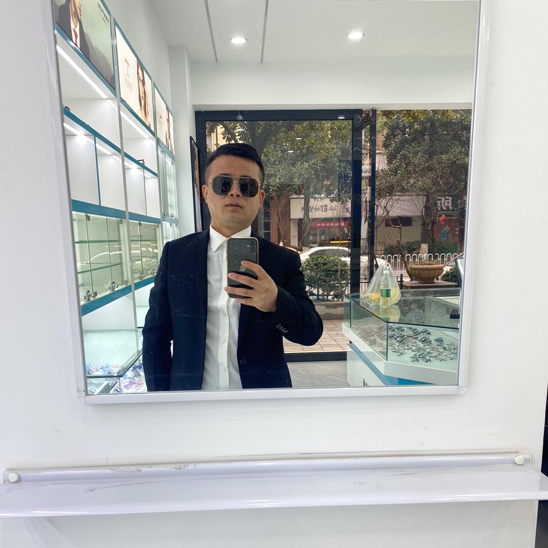 汽车局部补漆。胡冲