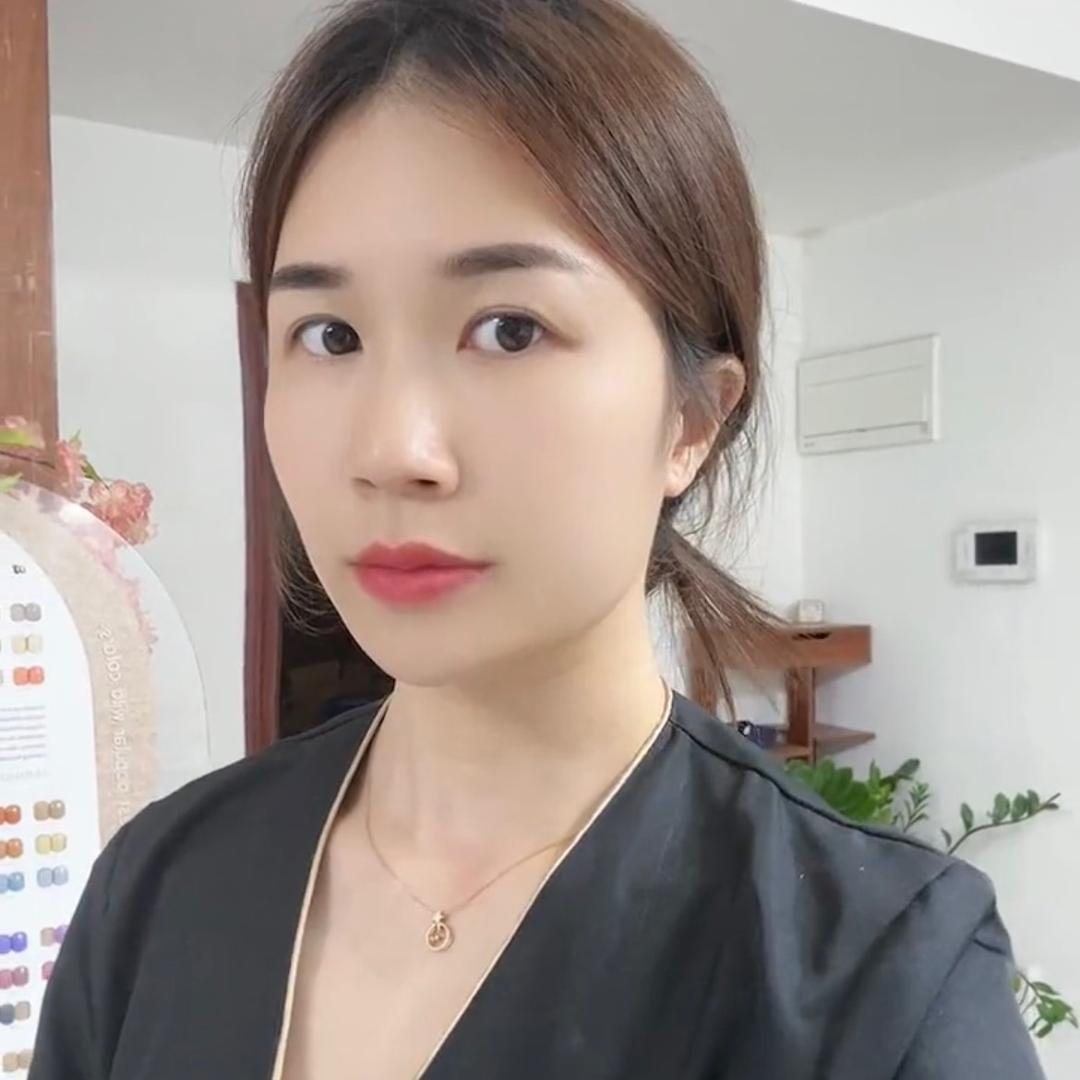 周周：半永久纹绣师