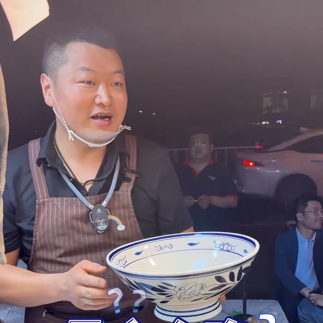 涛锅在摆摊