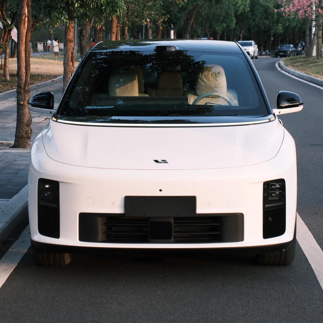 理想i6就做前备箱电吸腿托小桌板