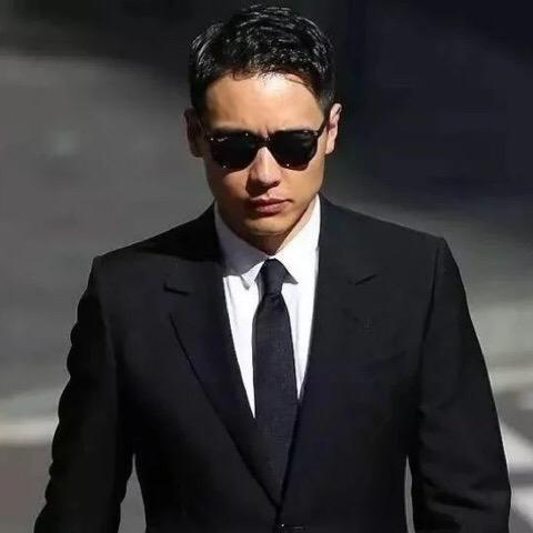 李伟