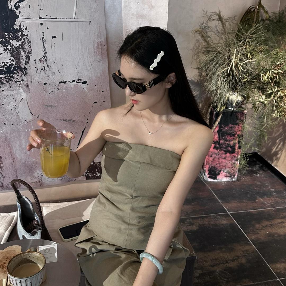 周周.