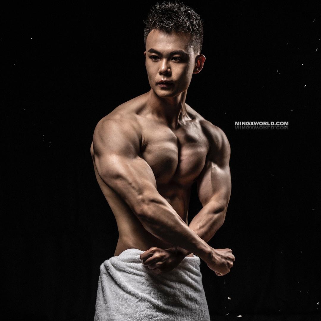 旭旭没腹肌
