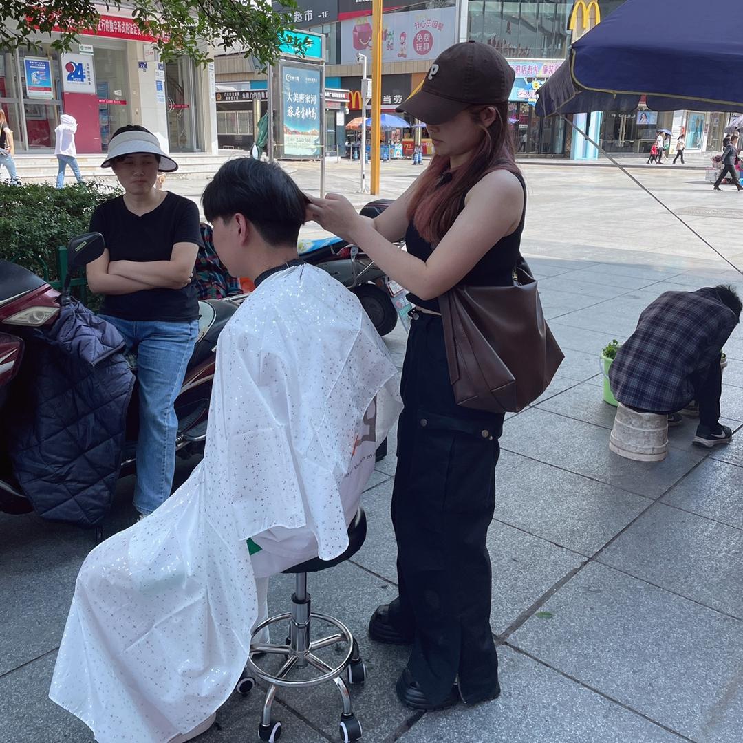 广元雷晓男士理发馆