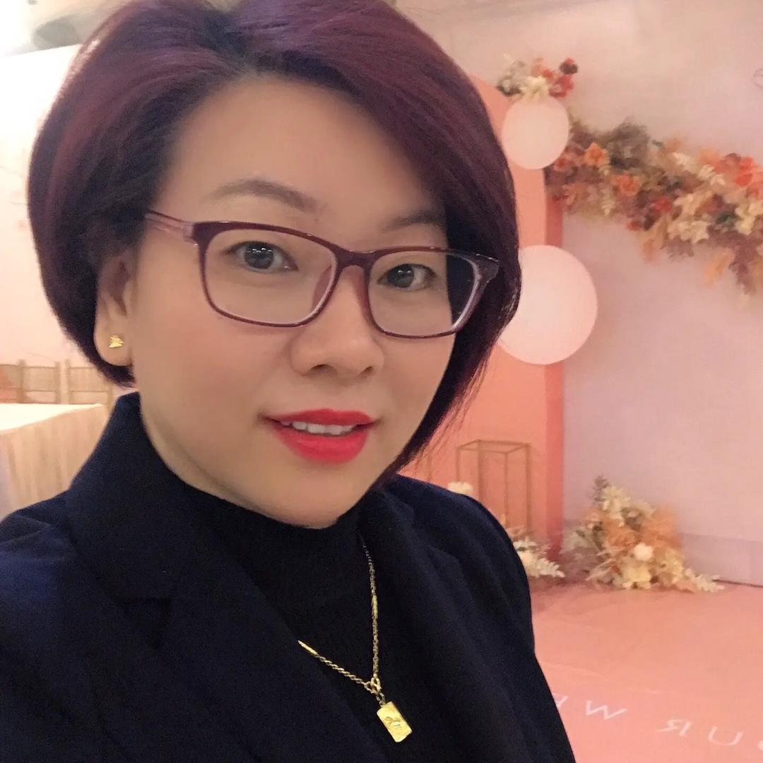 高脚杯里的红酒