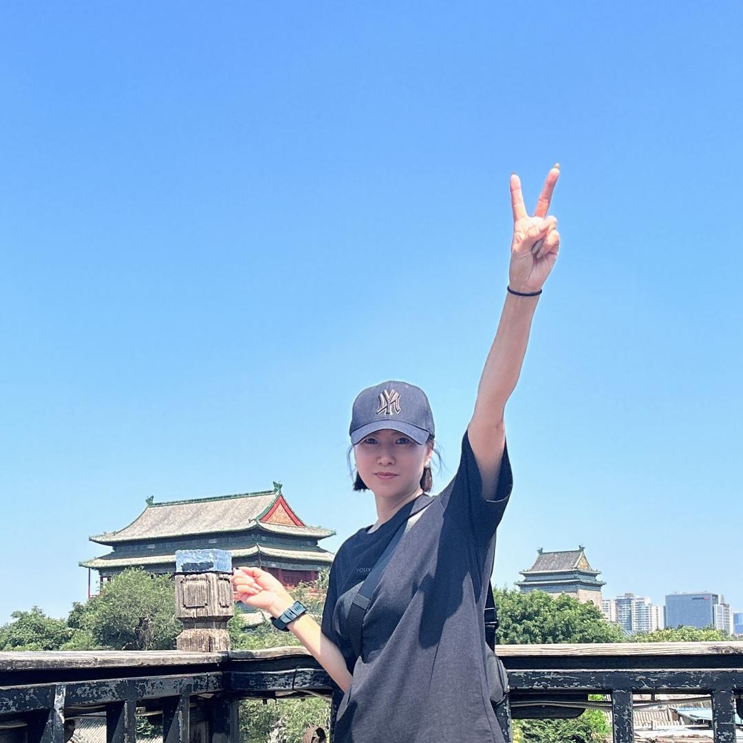 顺着风吹过的方向