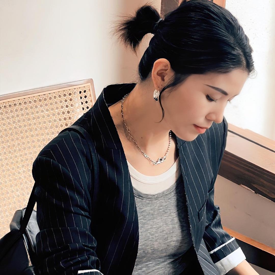 习水VIZAVIZA维莎女装张盼