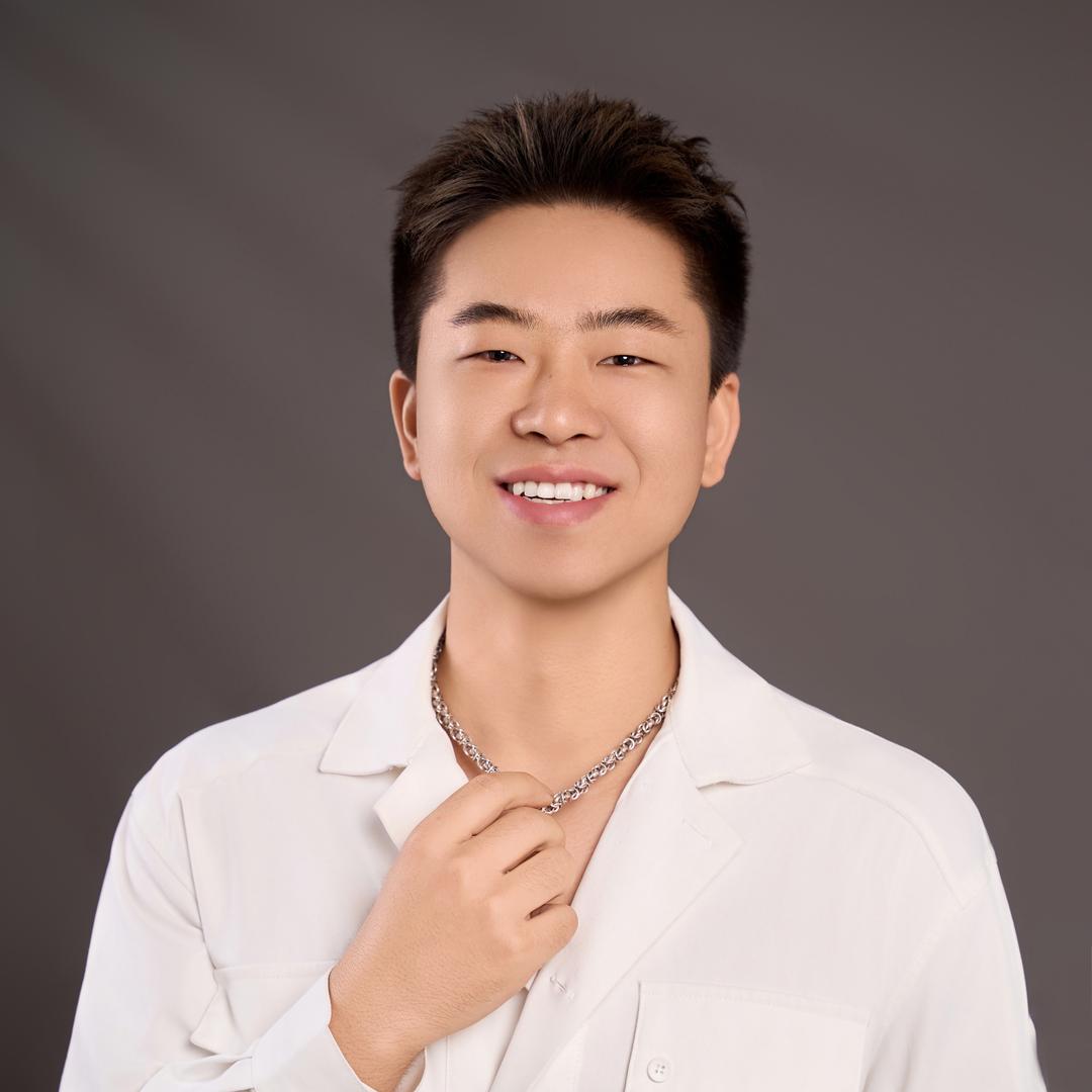 王晨在西安周至（发型设计）