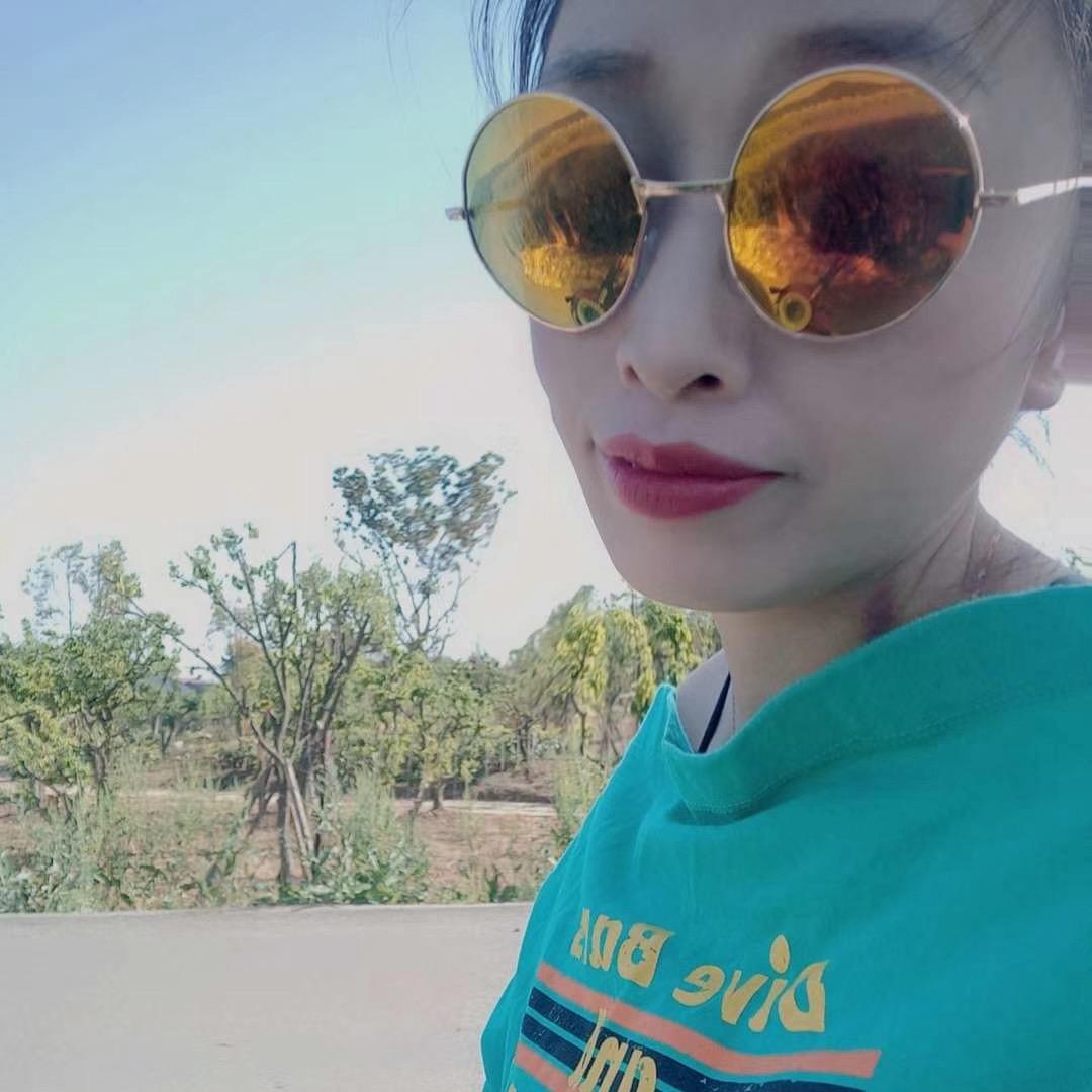 👩🏻‍❤️‍💋‍👨🏿小李