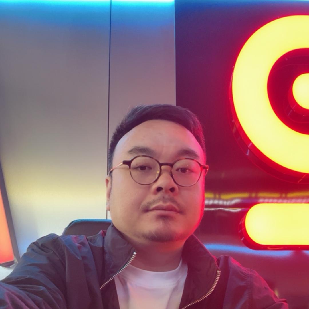 卖电竞外设的胡子哥
