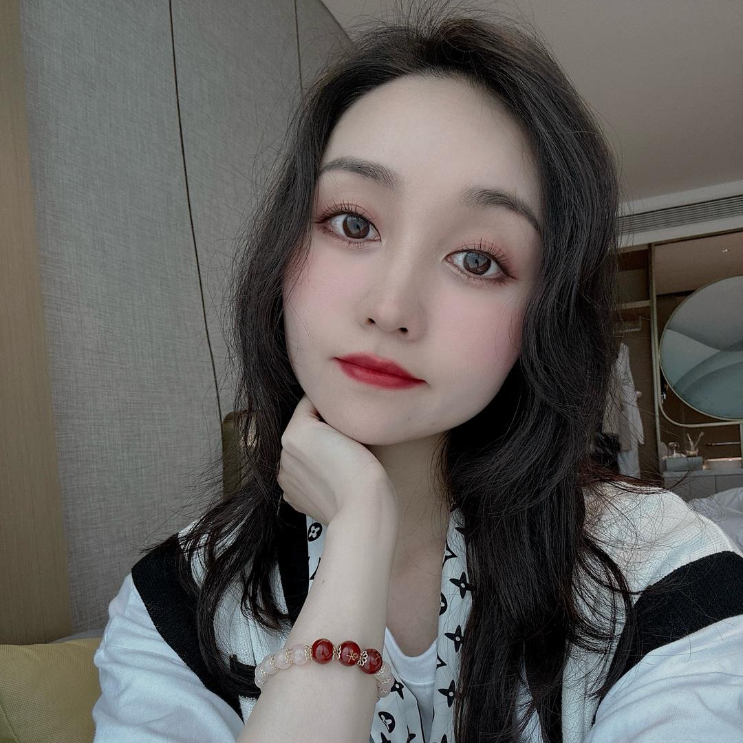 刘依依.