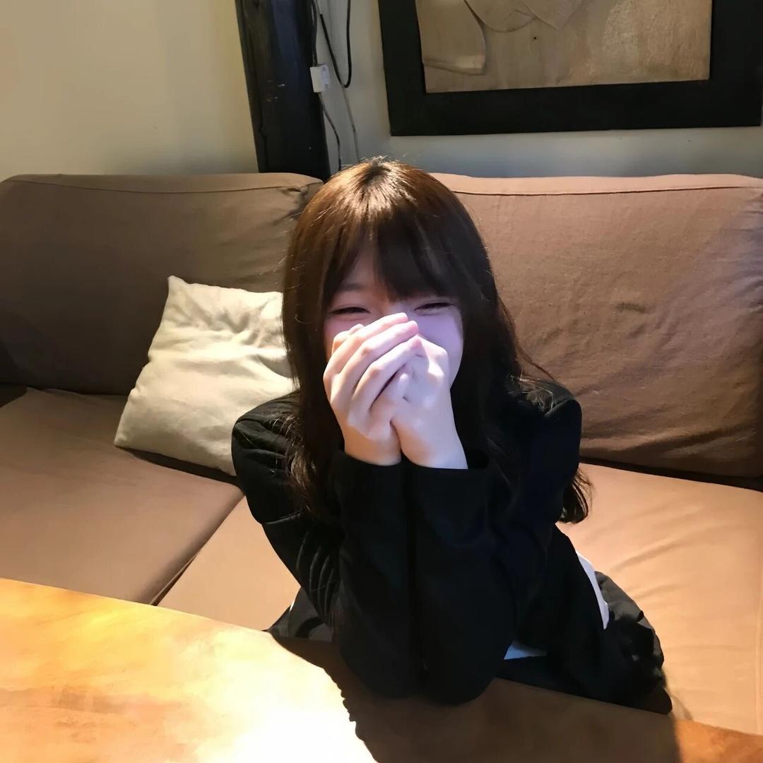 >_<